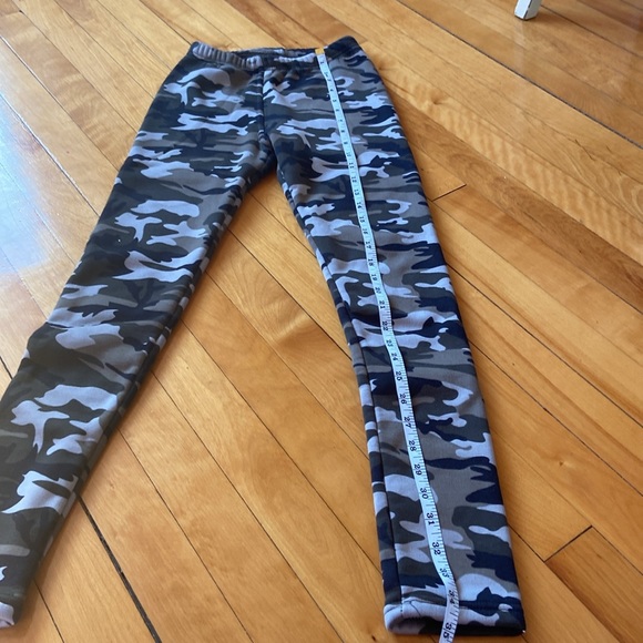 FREE when you buy any item! Fleeced leggings in camouflage pattern - Picture 4 of 4